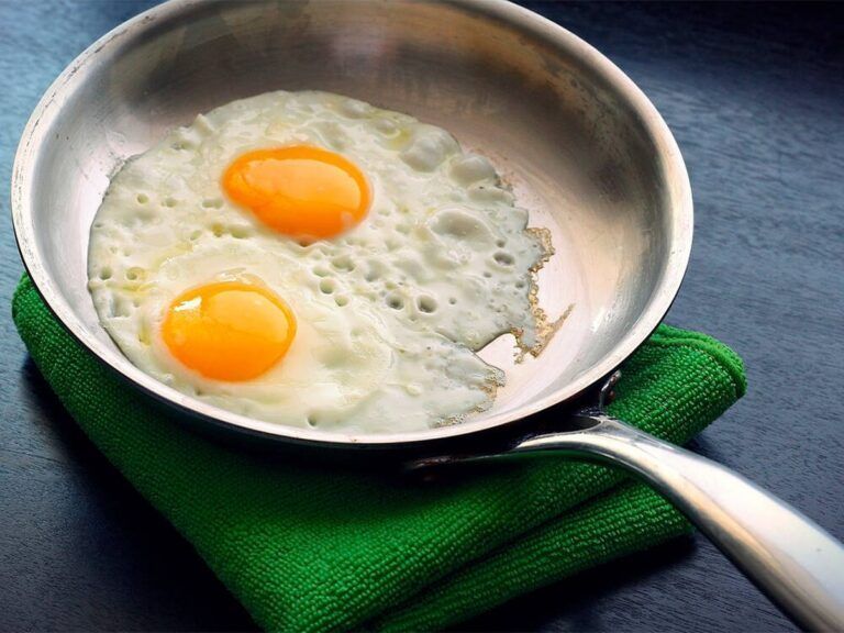 Sartén con dos huevos fritos cocinandose